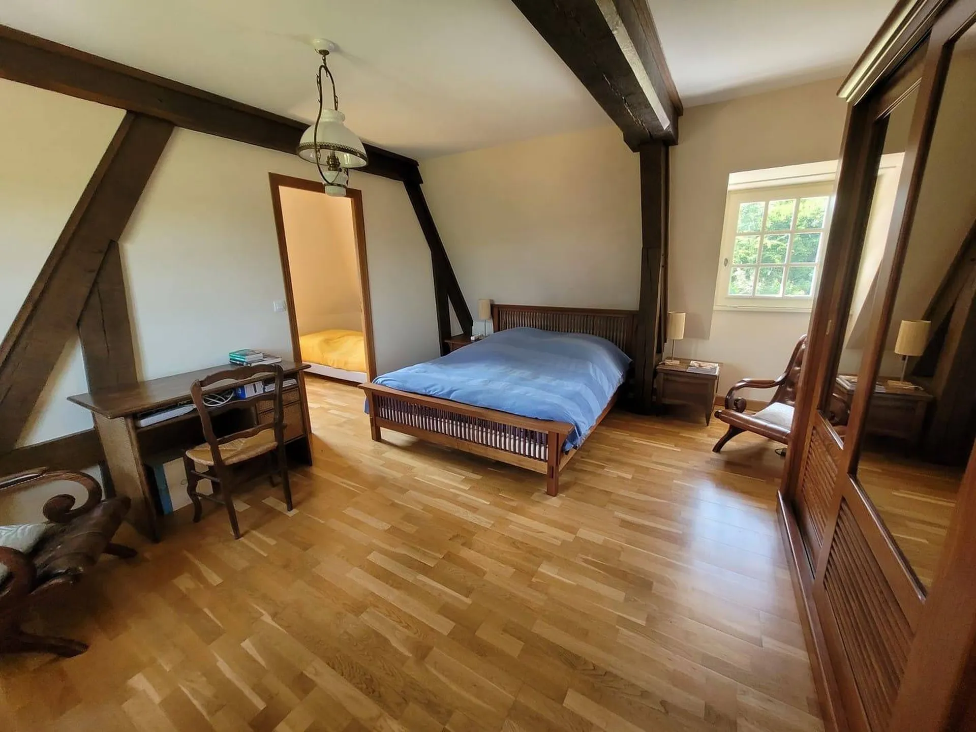 A acheter,  propriété, située dans un environnement privilégié, à la campagne, sans être isolé et sans aucune nuisance bénéficie d'une belle vue sur la vallée à 10 minutes de Cormeilles, Pays d'Auge.  Le jardin est planté de nombreuses essences d’arb