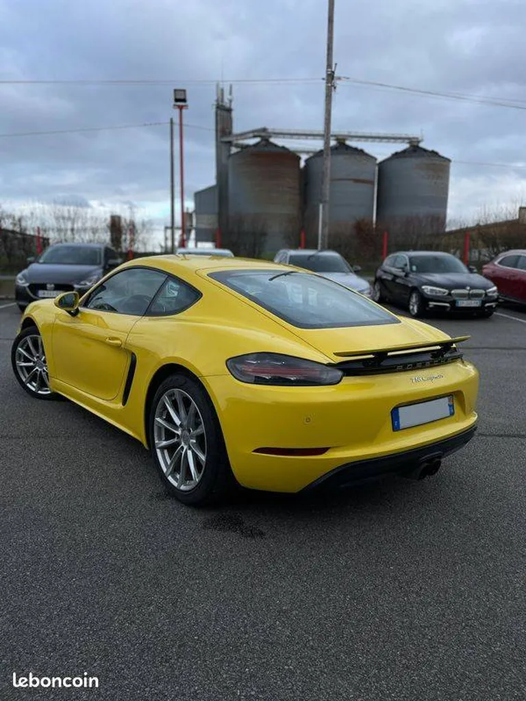 Porsche 718 Cayman jaune d'occasion dans un garage proche de Rouen