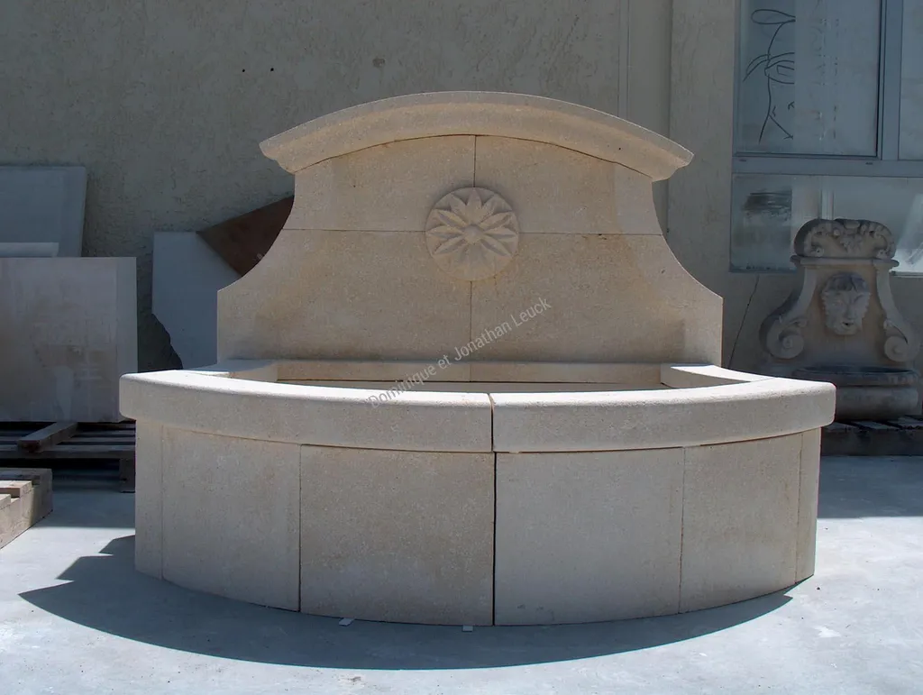 Fontaine murale en pierre d'Estaillades