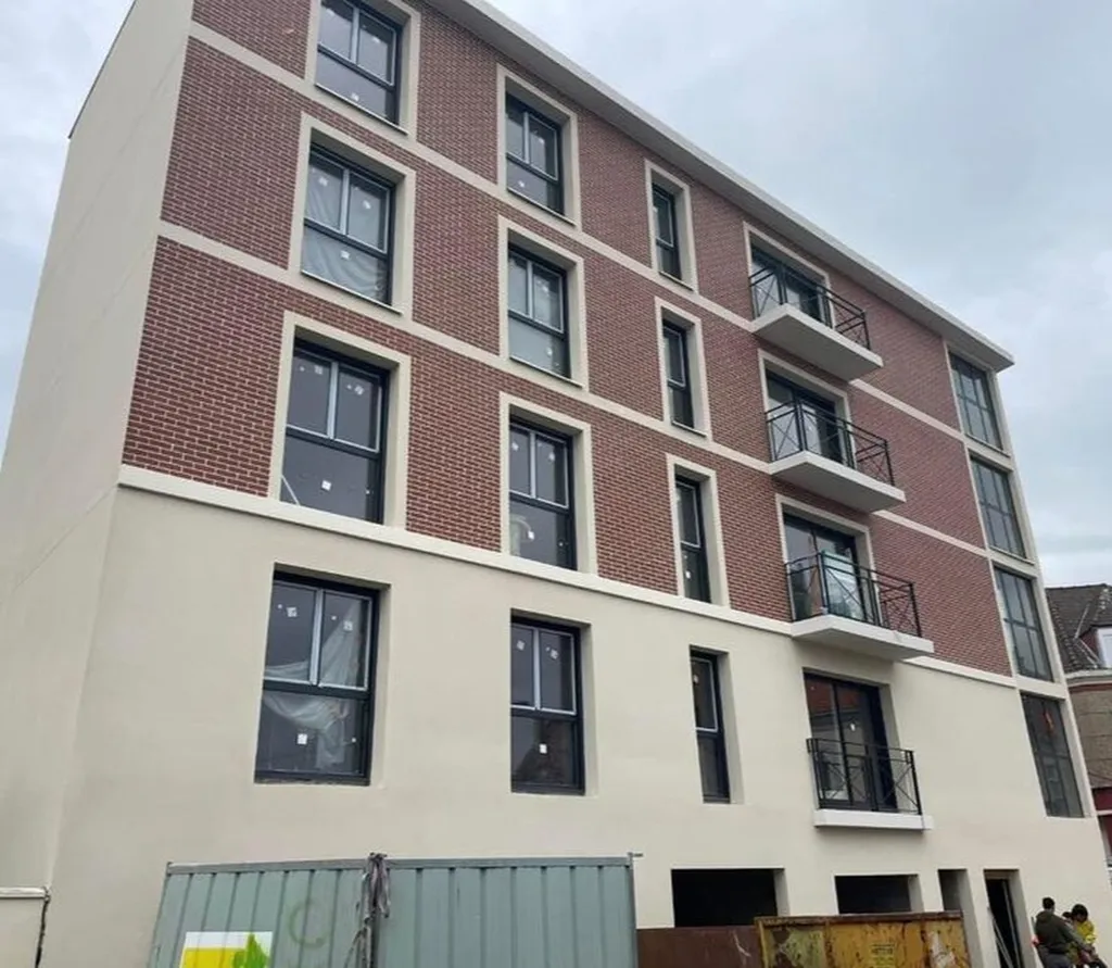 Ravalement de façade d'immeuble en copropriété avec enduit projeté et plaquettes de parement rouges au Havre 76600 en Normandie