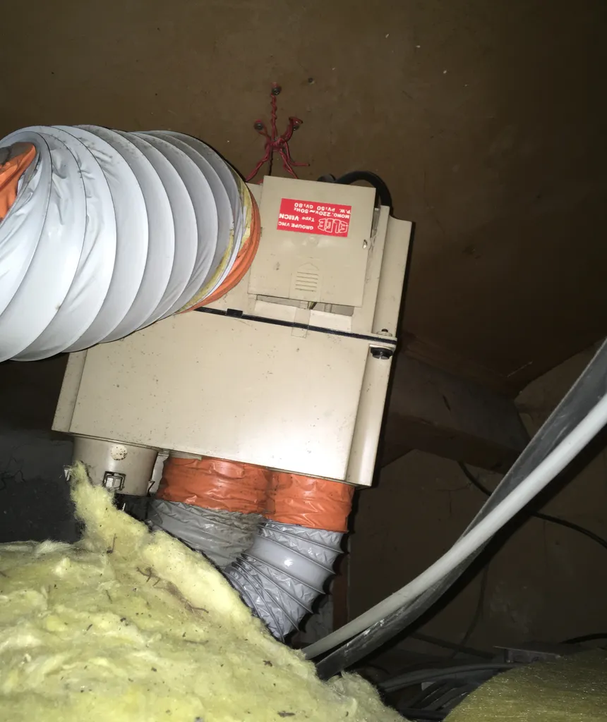 Installation d’une VMC (ventilation mécanique contrôlée) pour renouveler l’air intérieur, limiter l’humidité et améliorer le confort dans le cadre d’une rénovation énergétique