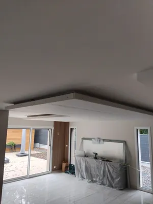 Installation de faux plafond moderne à Brumath avec intégration de spots LED et isolation phonique Adrien Martini