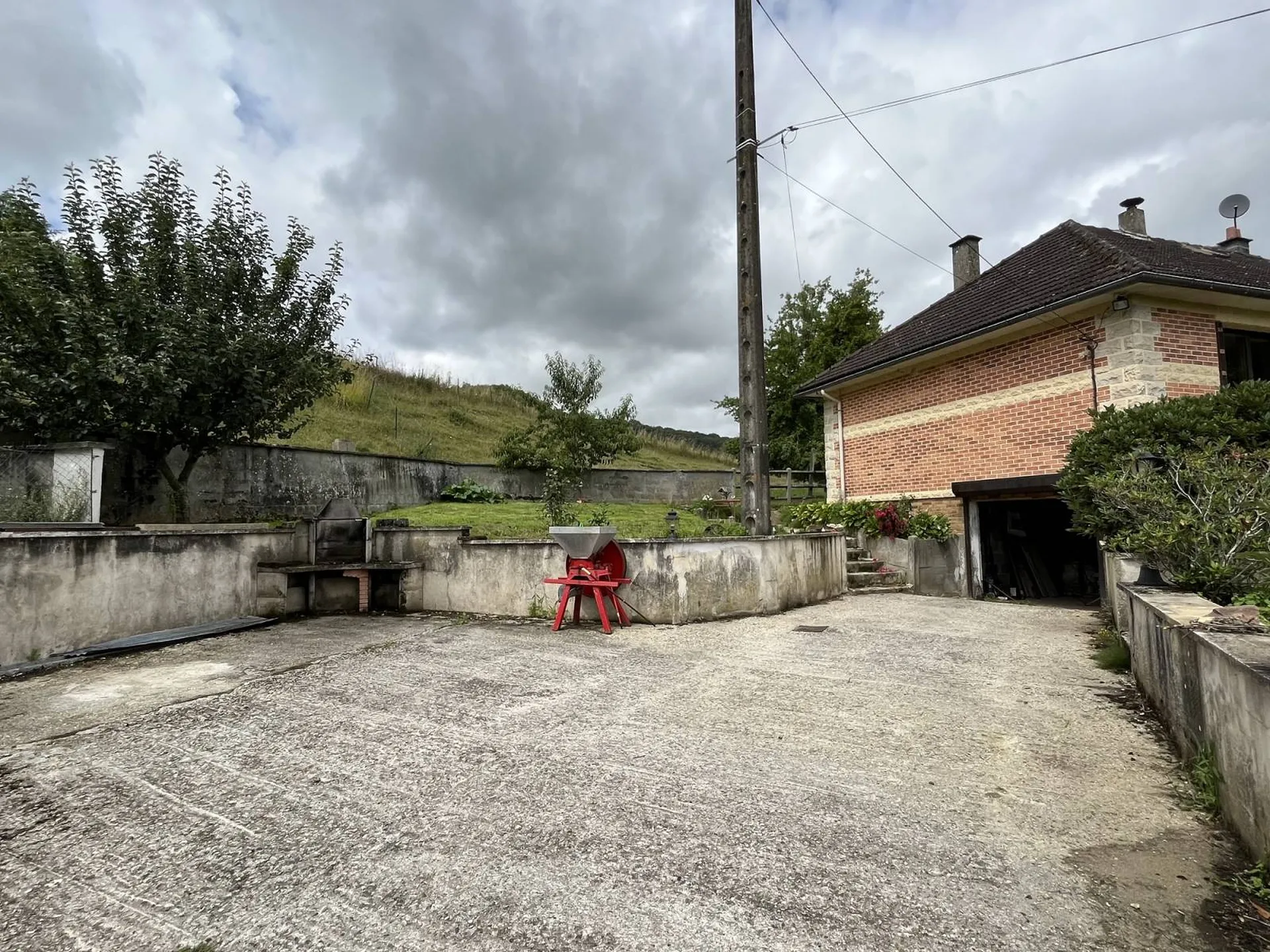 Maison individuelle de 1967 - Environ 2768m²  de terrain - Sous-sol complet