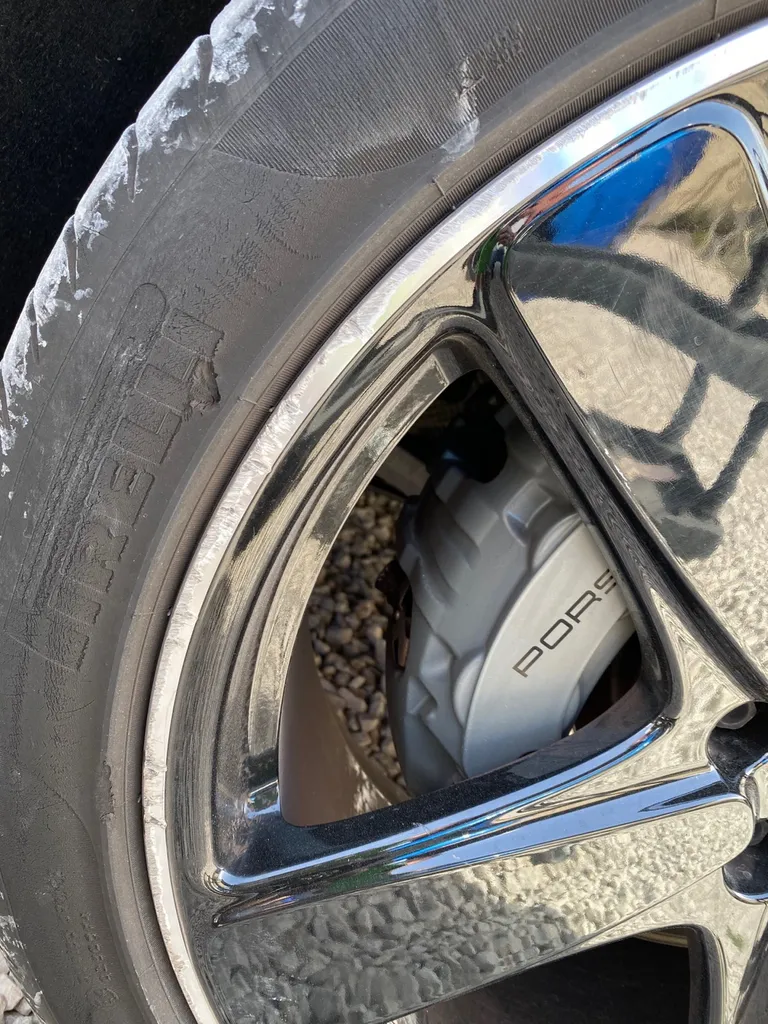 Personnalisation esthétique Porsche Macan S à Carnoux avec covering et peinture haut de gamme – Franchise offerte jusqu’à 300€ proche Marseille