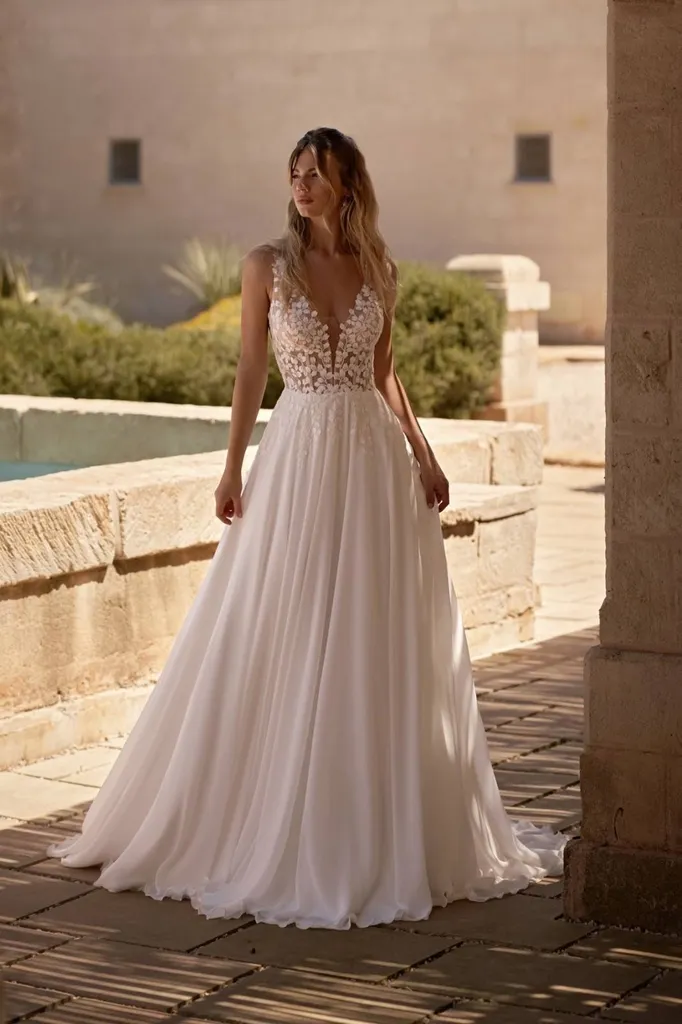 Robe de mariée avec décolleté V à Marseille près de Marignane