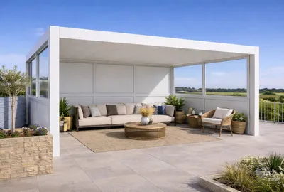 Installation d'un carport en alumininum de couleur blanche près d'Aubagne transformé en abris pour un salon de jardin près d'Aubagne