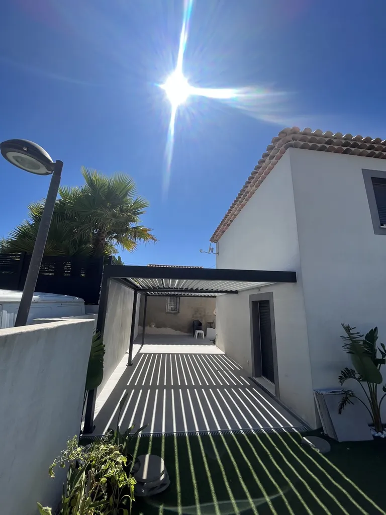 Pergola bioclimatique IZI en aluminium gris anthracite sur Carry le Rouet 