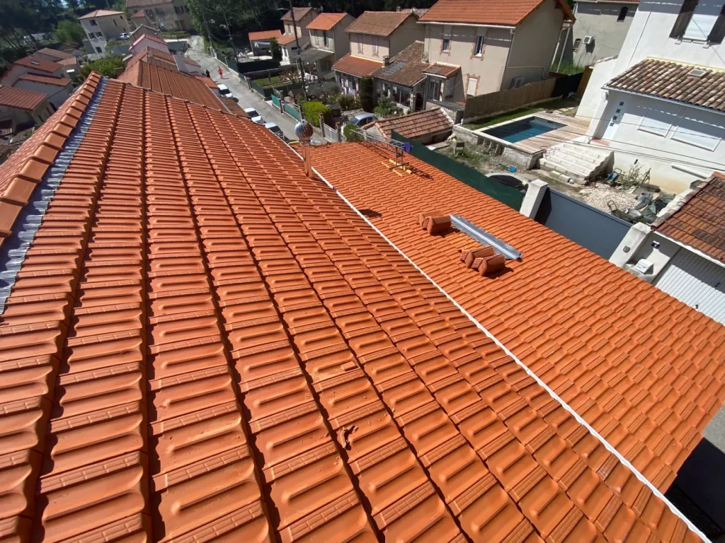 Changement d’une toiture tuiles plates de Marseille sur Gréasque près de Aix en Provence