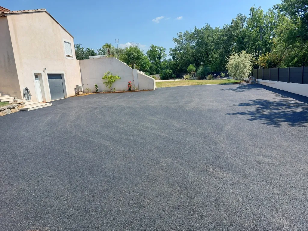 application d'enrobé de bitume noir à Saint-Maximin la Ste-Baume