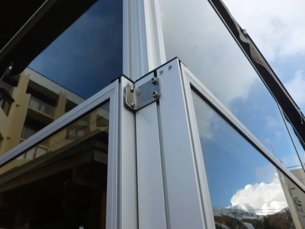 Installation de paravent réglable à Isola 2000 au restaurant La Marmotte