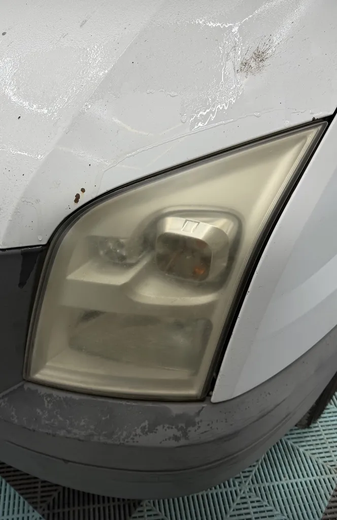 Réalisation de la rénovation de phares optiques sur phares opaques d'une Kangoo utilitaire blanche à Cruseilles en Haute Savoie