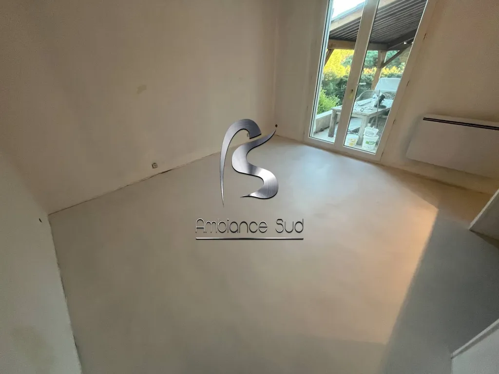 Rénovation du sol d’une chambre et de sa salle de bain avec une résine effet minéral et béton ciré, aux Issambres à côté de Fréjus