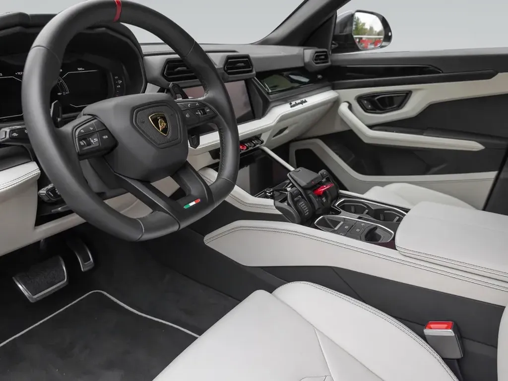 Poste de conduite Lamborghini Urus SE cockpit technologique