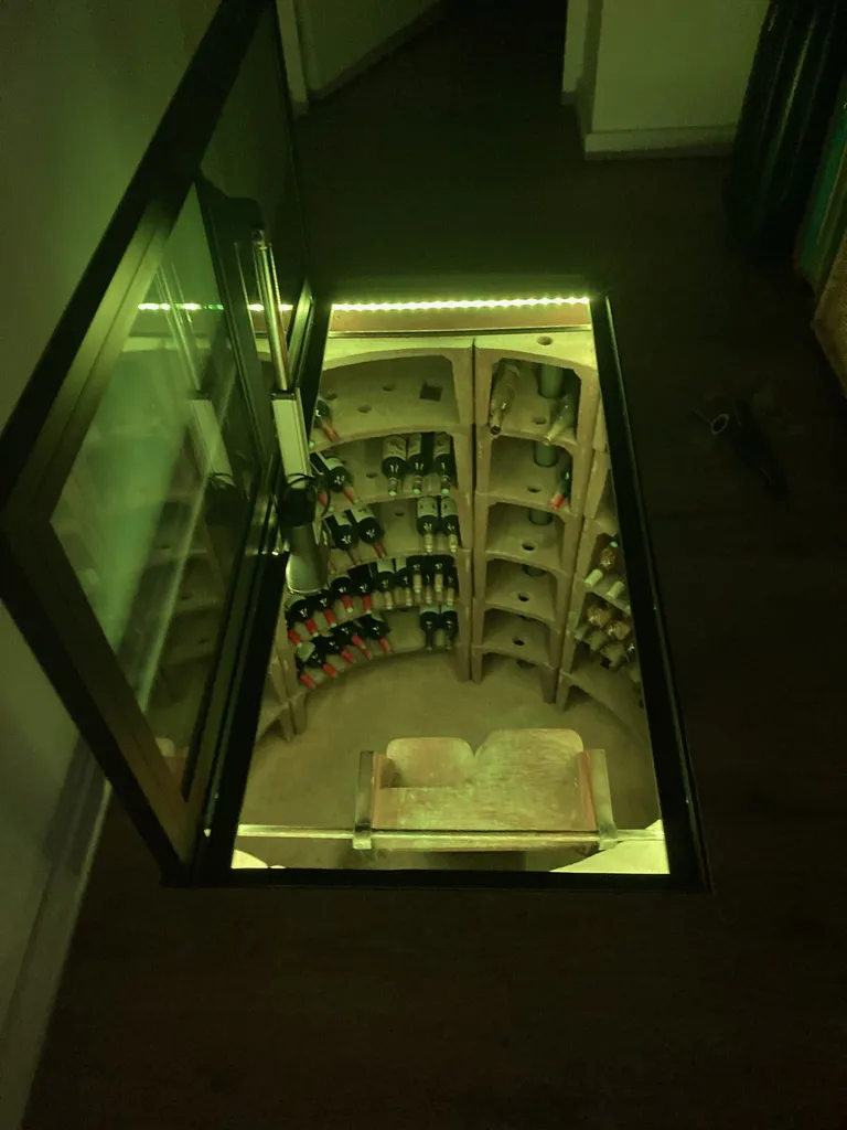 Fabrication de trappe vitrée au sol sur mesure pour une cave à vin avec mise en lumière intégrée à Bordeaux