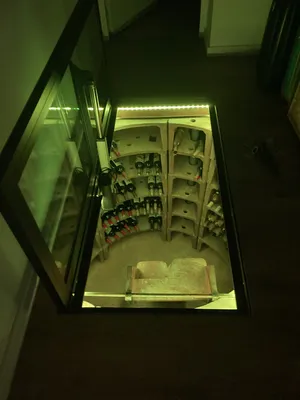 Fabrication de trappe vitrée au sol sur mesure pour une cave à vin avec mise en lumière intégrée à Bordeaux