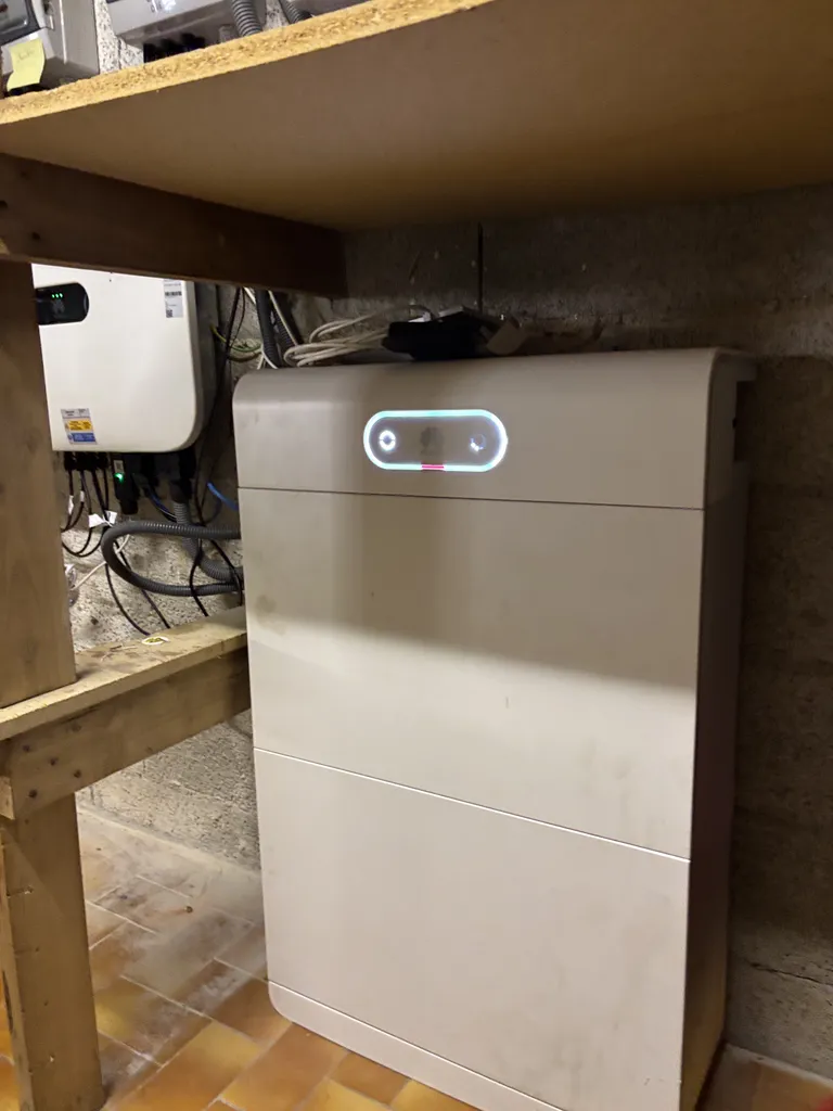Installation de panneaux photovoltaïques (8,6 kWc) avec batterie et Backup Box pour autonomie sécurisée à Saint-Vallier-de-Thiey