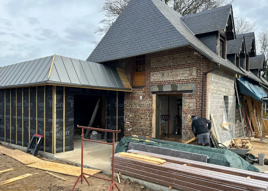 Rénovation de façade en colombages sur une maison à Gommerville