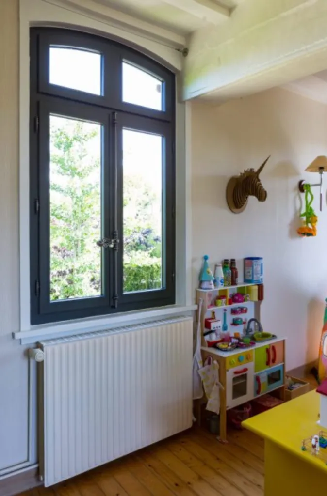 Pose de fenêtres en bois contemporaine dans les Bouches-du-Rhône