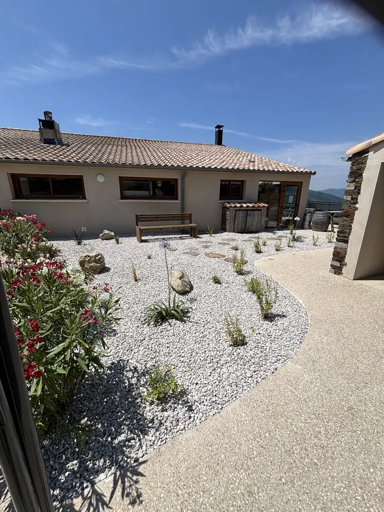 Conception de jardin sec et paysagisme adapté au climat méditerranéen par un professionnel à Montpellier et ses alentours