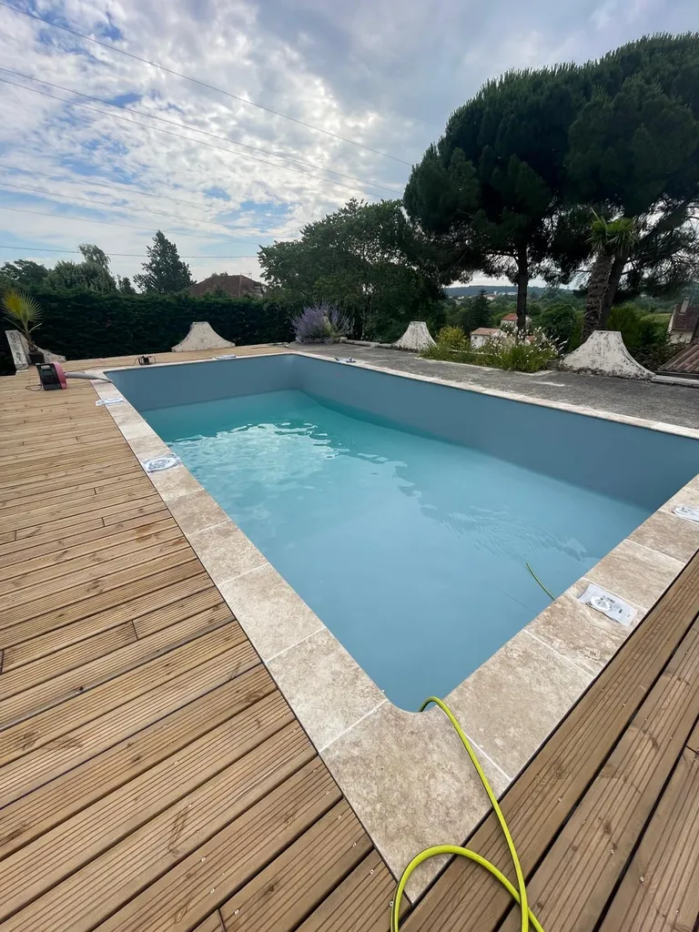 Aboutissement d'une rénovation de piscine avec le remplacement du liner, la mise en place de nouvelles margelles en travertins 