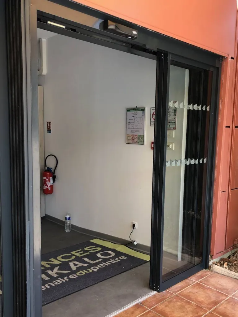 Porte automatique télescopique sur mesure WINDRIVE ouverte