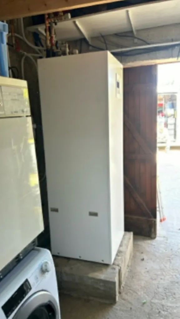 Pose d'un Chauffe-eau thermodynamique Hitachi Yutaki S Combi 14 kW installé par Provence Energie Solaire Services à La Ciotat