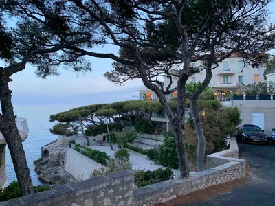 Réservation de mon transfert VTC de l'aéroport de Marseille Provence pour me rendre à l'hôtel des Roches Blanches à Cassis.