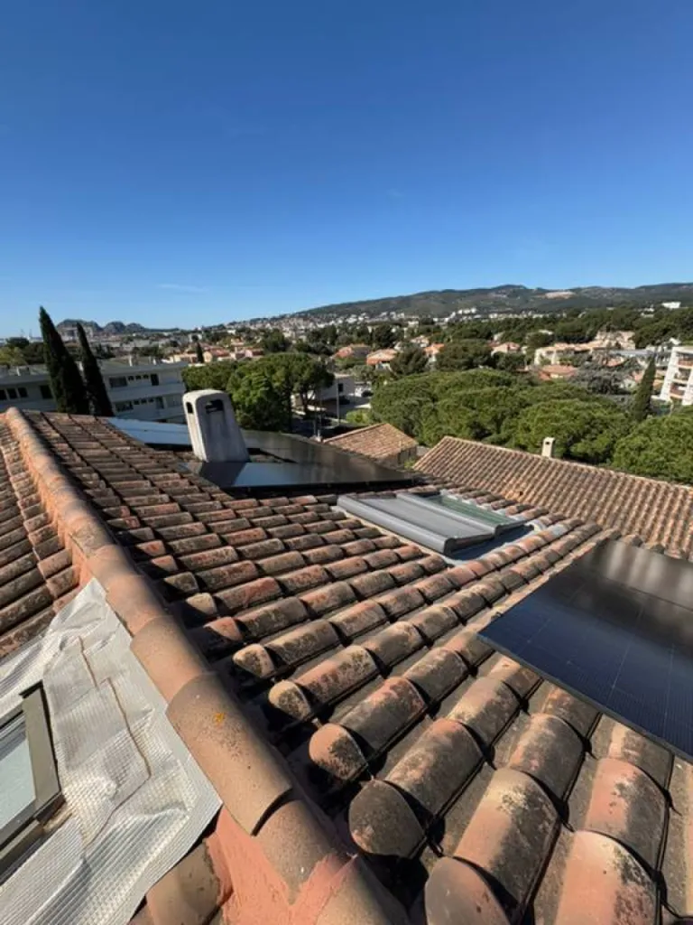 Pose de panneaux solaires Dualsun sur une toiture de maison à La Ciotat pour réduire ses factures d'électricités