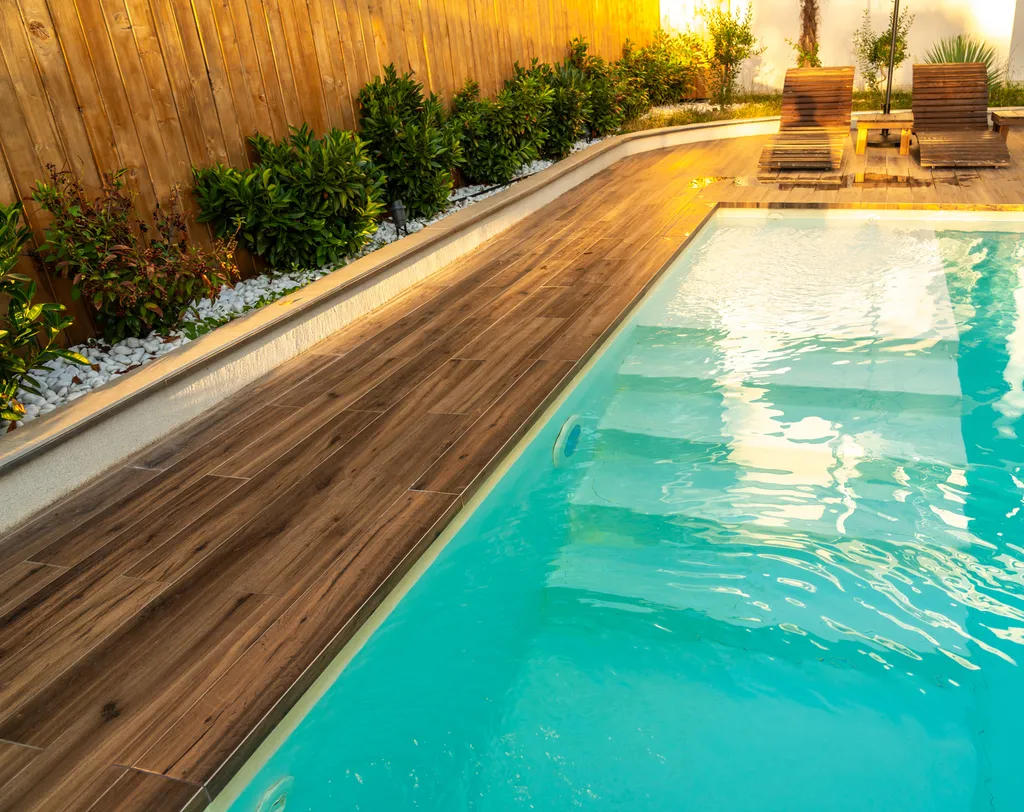 Qui peut enlever le vieux liner abimé de ma piscine de Libourne pour mettre un liner armé garanti 10 ans?