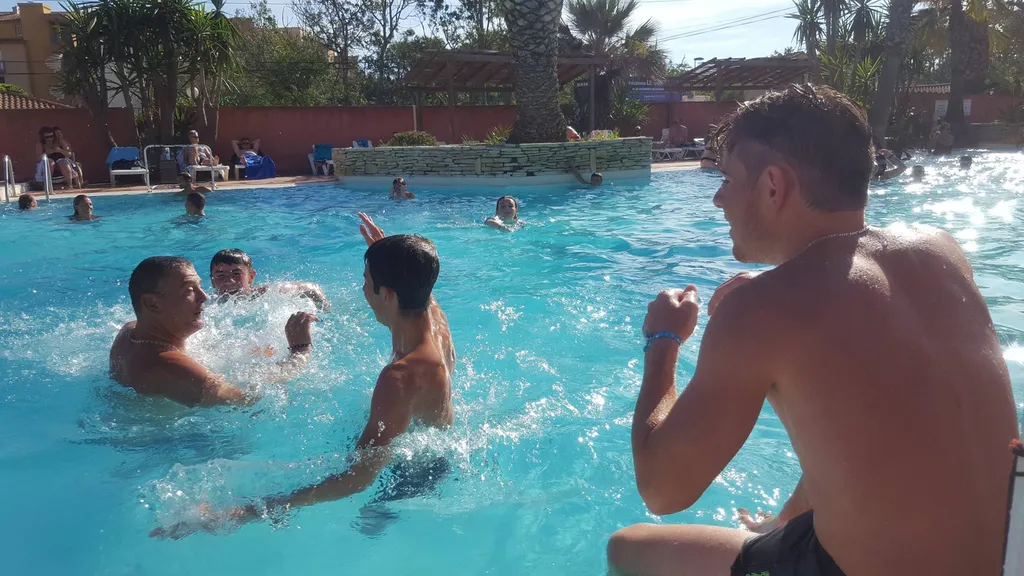 animation water polo dans piscine chauffée bord de mer à Vias plage  dans l'Hérault