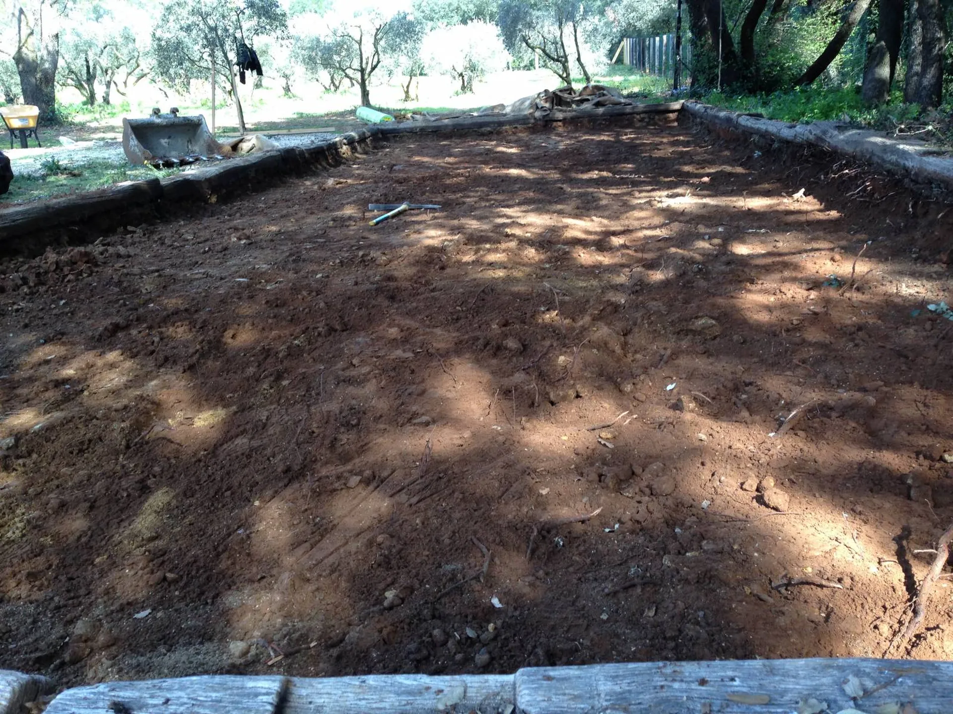 Première phase de réalisation du terrain de boule à Grans : évacuation des terres