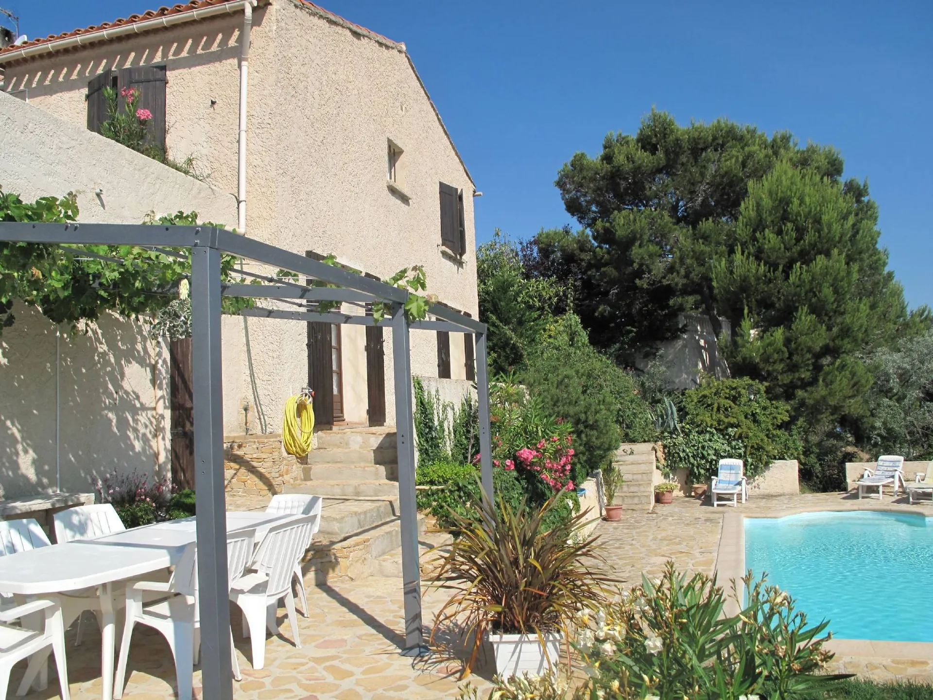 A vendre maison 4 Cassis sur les hauteurs avec garage, piscine et vue dégagée