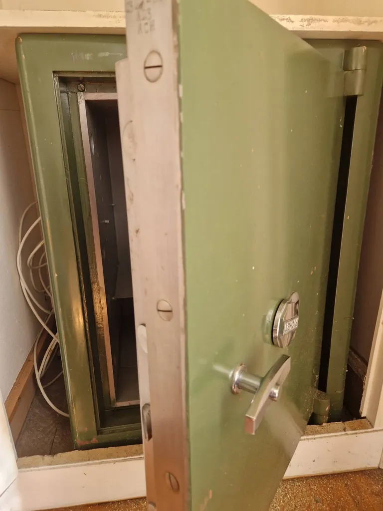 coffre fort en train d'être ouvert par serrurier sur Condé-sur-l'Escaut