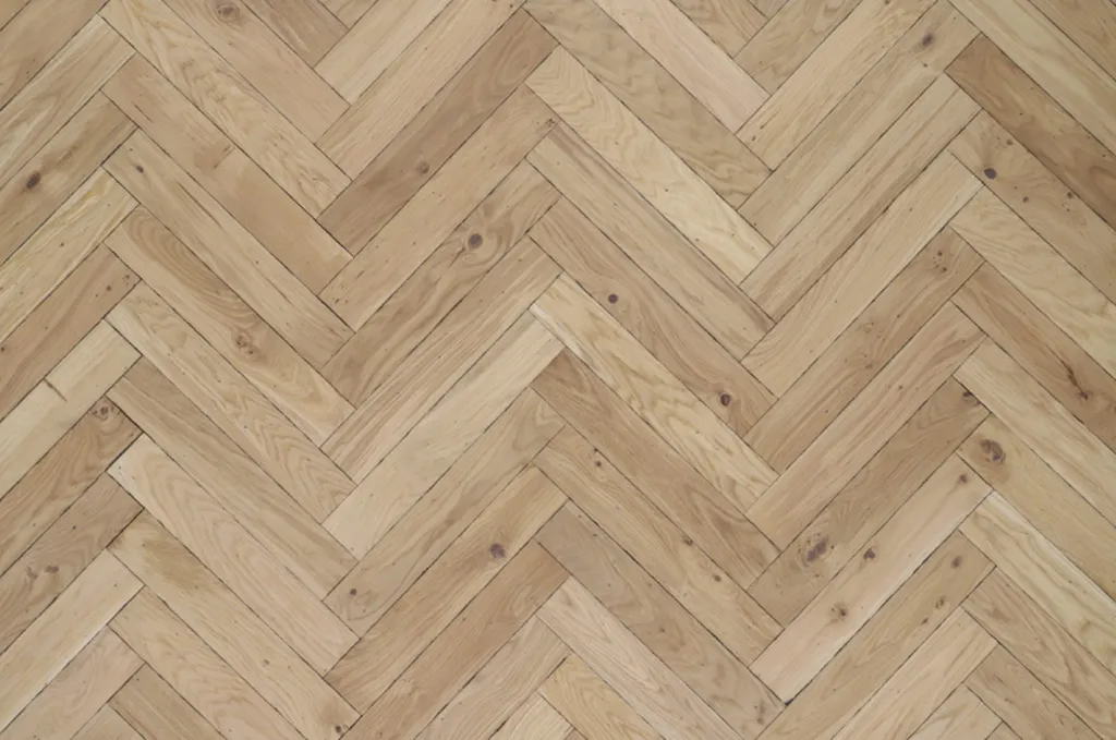 Choisissez un parquet élégant en bâton rompu pour sublimer votre intérieur, visible dans nos showrooms Le Comptoir du Sol à Darnétal proche de Rouen