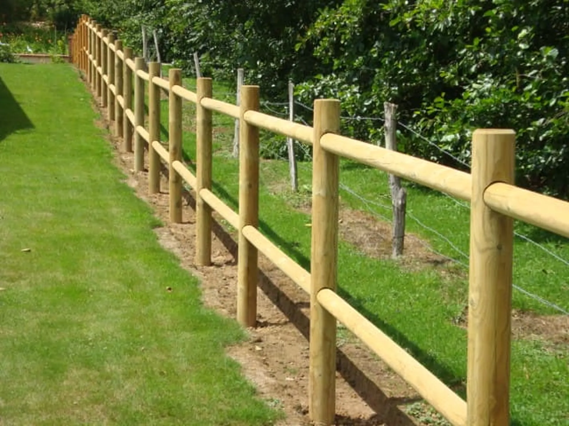 Installation de Clôtures de délimitation en bois pour professionnelles, Lisses de Sécurité et Barrières Forestières à Bernay dans l'Eure 27 et ses Alentours