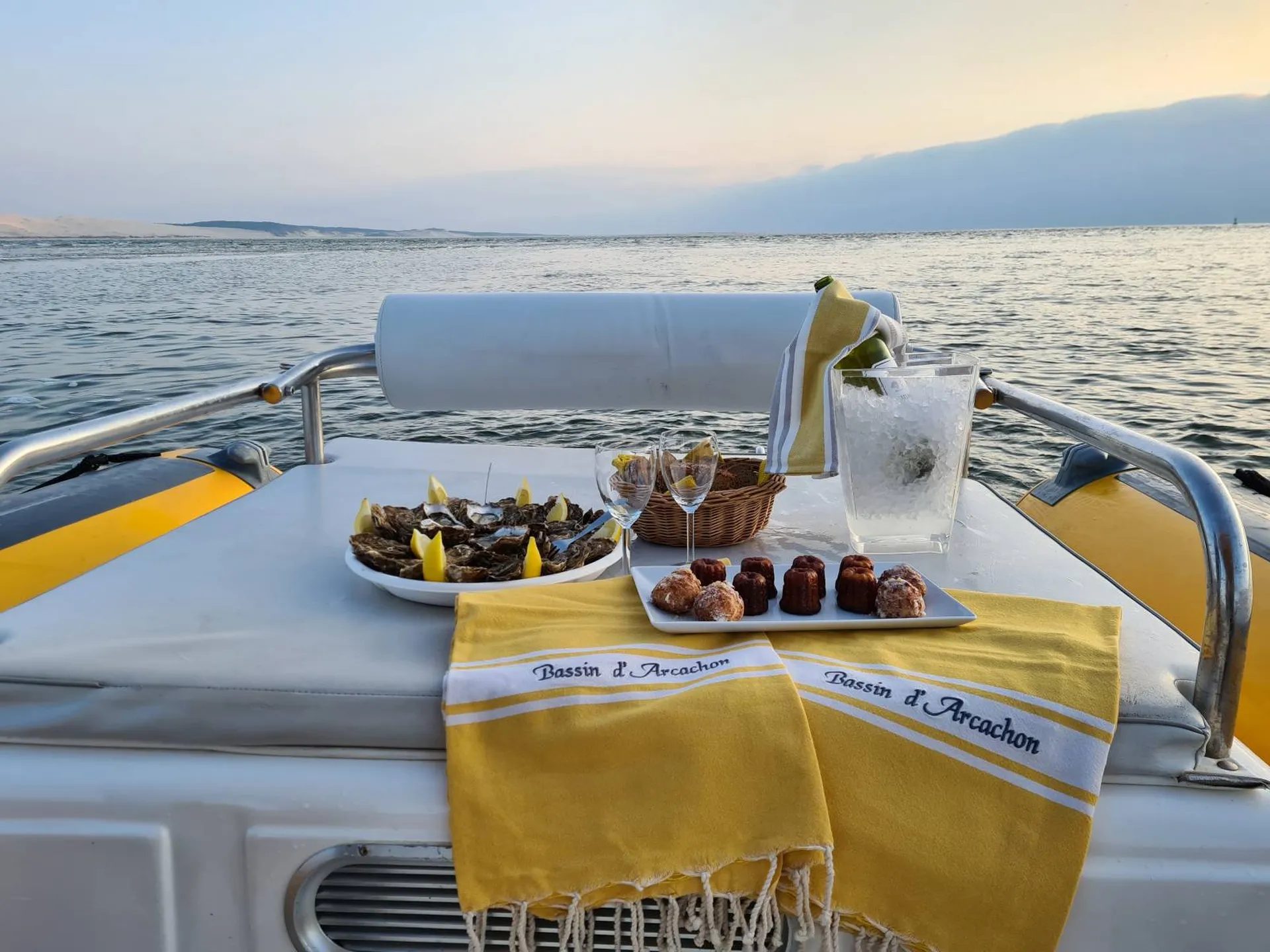 Service yacht Repas fruits de mer et champagne à bord sur le bassin d'Arcachon