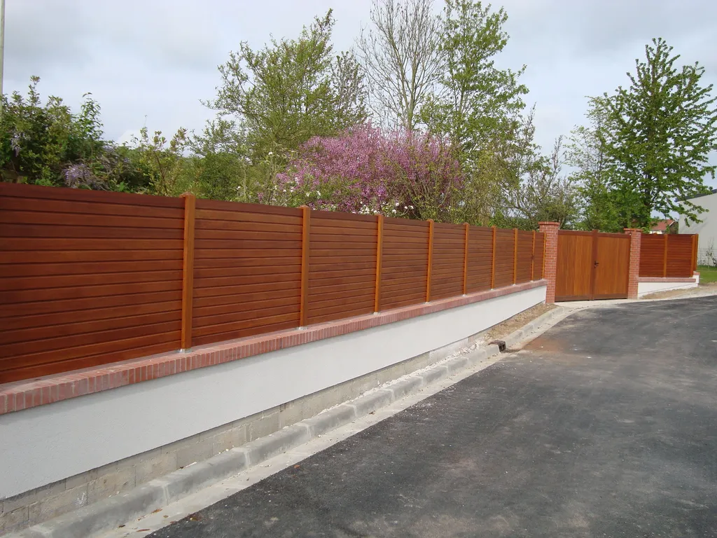 Installation de Clôture aluminium sur muret avec Portails motorisés et Portillon en aluminium à Pont l'Évêque dans le Calvados 14 et ses Alentours