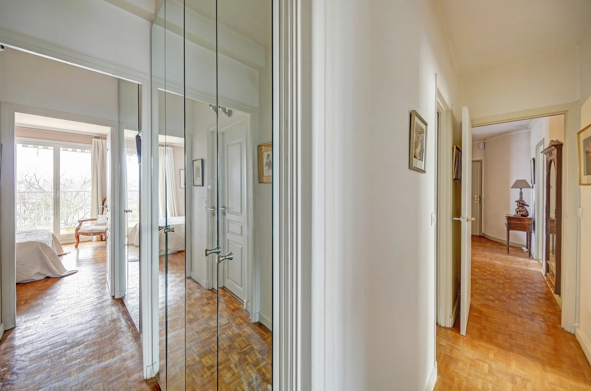 A vendre en exclusivité un grand appartement de 3 chambres avec balcon dans Saint Germain en Laye en centre