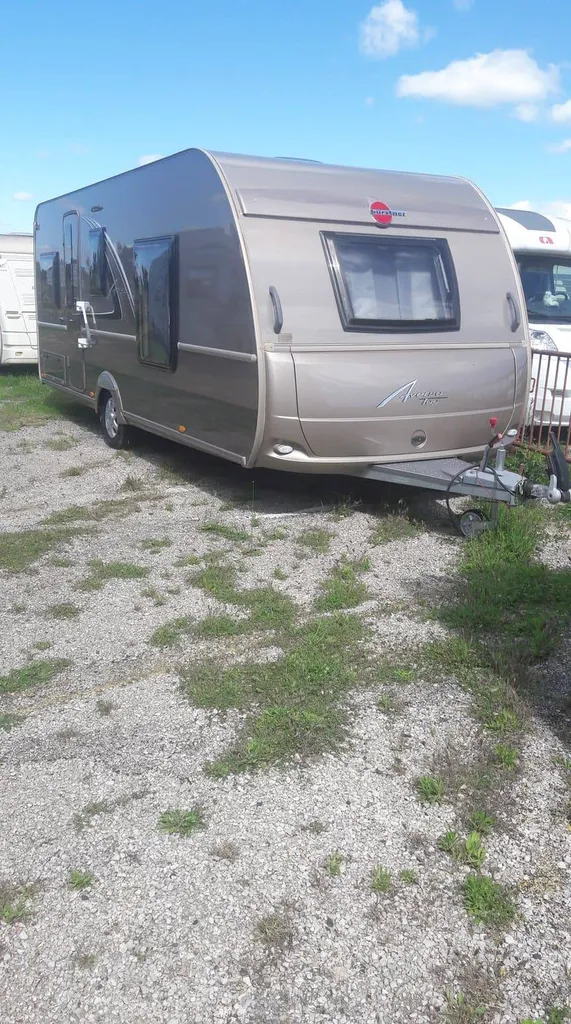 VENDU – Caravane Bürstner Averso Top 485 TS : confort, autonomie et équipements haut de gamme | Midi 13 Loisirs Lançon-de-Provence