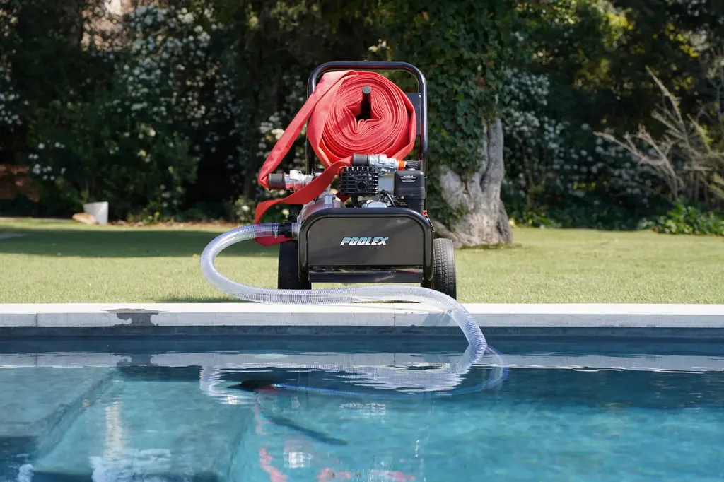 Poolsam au bord d'une piscine