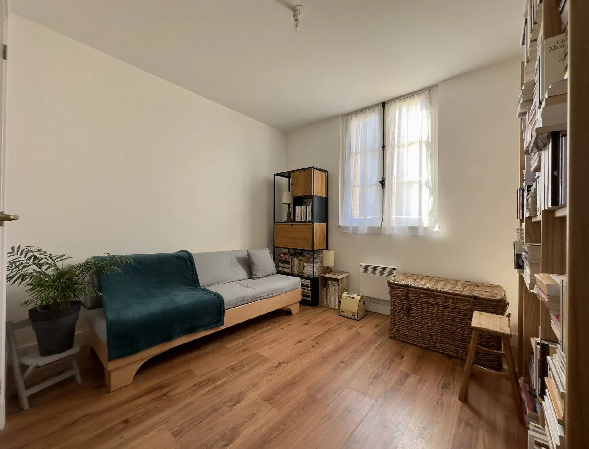 A vendre Charmant F3 situé au 1er étage d'une résidence sécurisée avec un emplacement de stationnement privé.