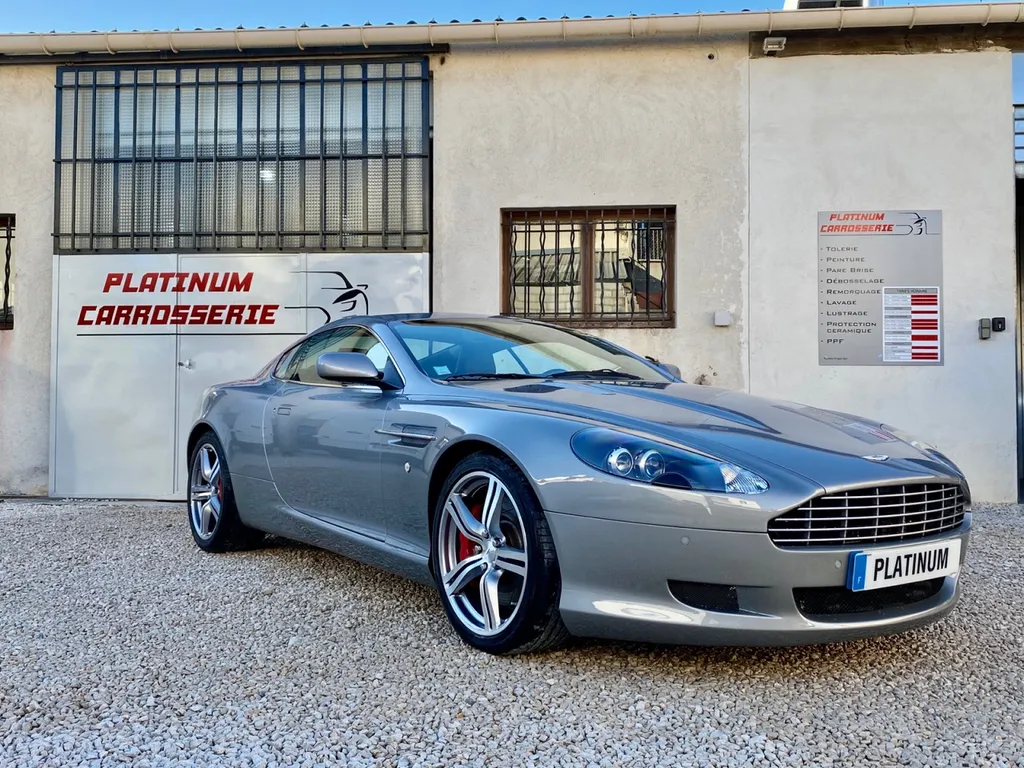 Réparation carrosserie sur Aston Martin véhicule de luxe LM 24/124 chez Platinum Carrosserie Carnoux
