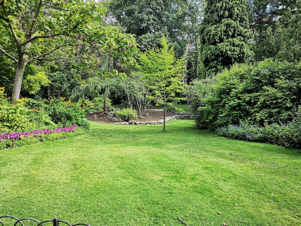 Jardinier à côté d’Orange
