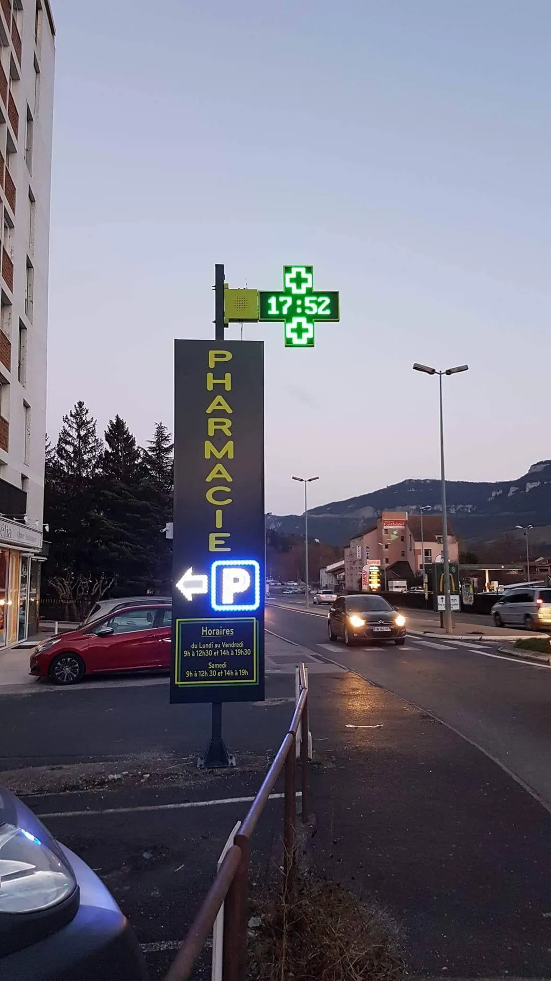 totem signalétique avec croix de pharmacie