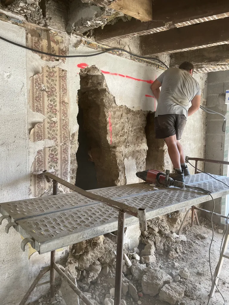 Réalisation des jambages avant pose de l’IPN pour ouverture de mur porteur intérieur dans cette rénovation à Lyon