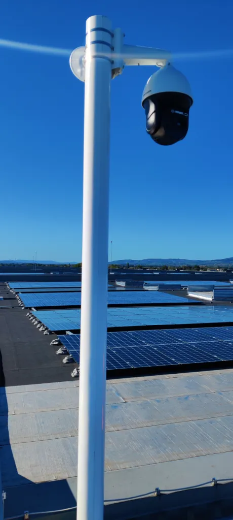 Mise en place d'un système de détection incendie avec analyse d'image par caméra thermique HIKVISION à Belleville en Beaujolais pour surveiller des panneaux solaires sur un entrepôt
