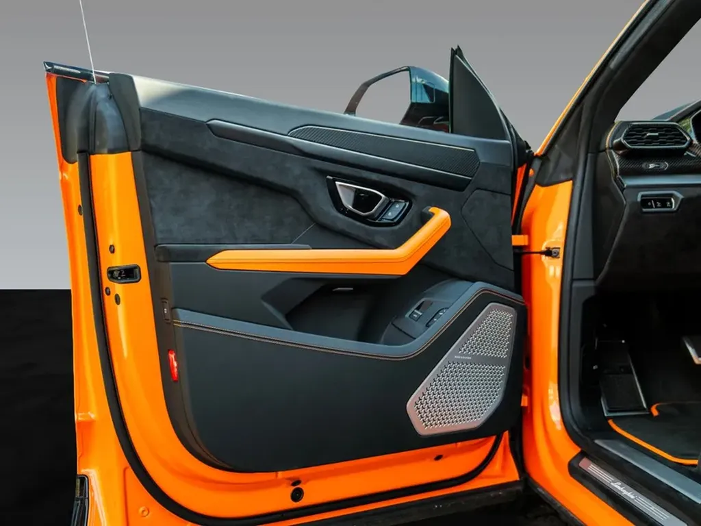 Lamborghini Urus Pearl Capsule Ad Personam – Panneau de porte cuir et Alcantara
