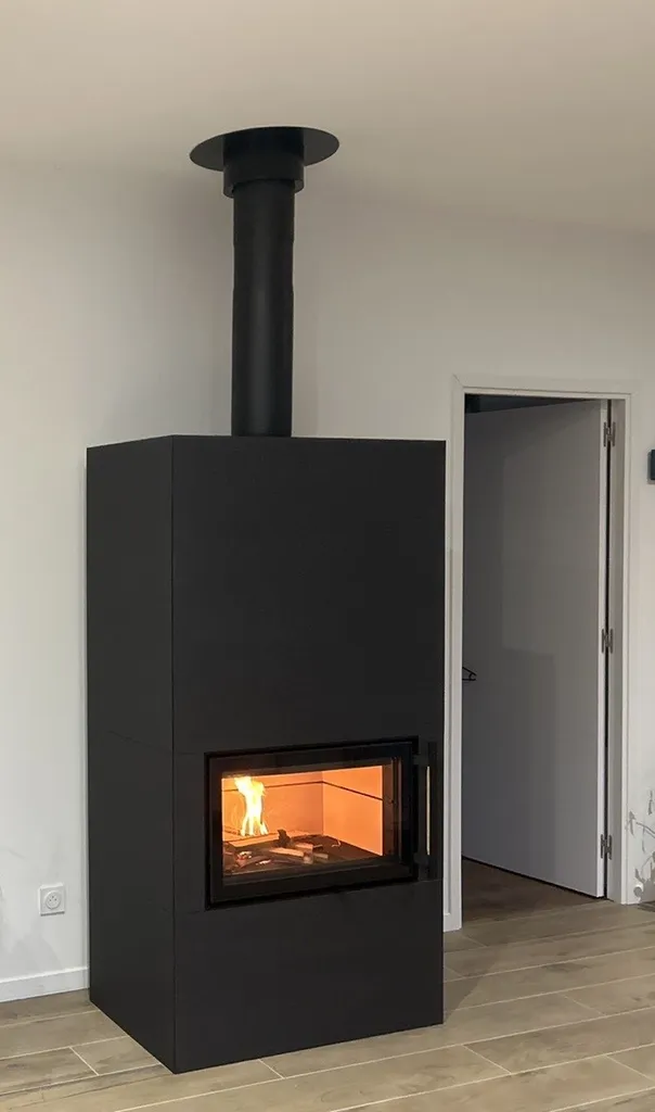 Poêle de masse TULIKIVI SARAMO S 18T finition BLACK à VEAUCHE près d'ANDREZIEUX BOUTHEON