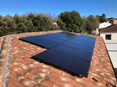 Installation de 14 panneaux photovoltaïques pour une puissance de 6 kWc à Saint-Maximin-la-Sainte-Baume 