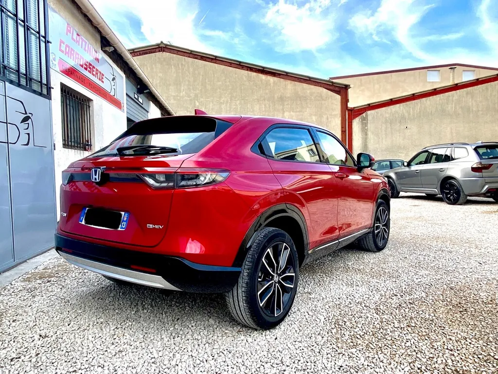 Choc latéral droit sur cet Honda HRV e-HEV réparé dans notre atelier Platinum Carrosserie à Carnoux 